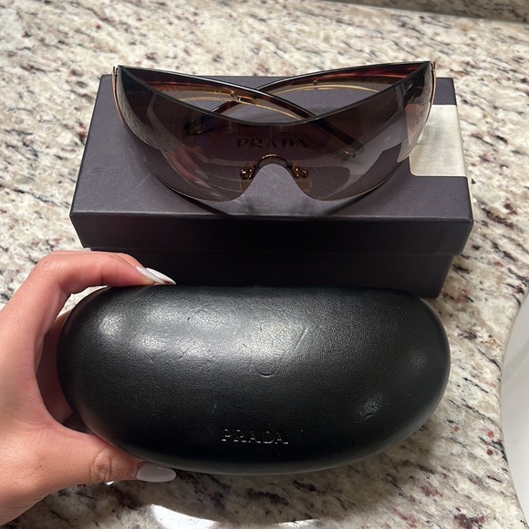 AUTHENTIC Prada sunglasses - Picture 6 of 6
